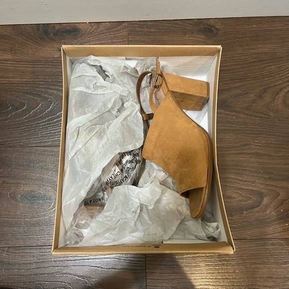 Vintage 7 Eight Tan Brown Suede Heels - Picture 4 of 5